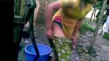 Bangla desi shameless village cousin-Nupur bathing outdoors