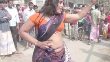 Desi village aunty sexy dance