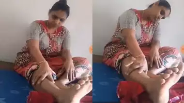 Hot desi aunty exposing legs