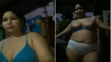 Attractive married woman from India earns extra cash as a webcam model