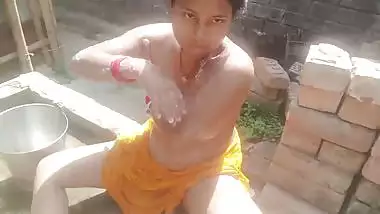 Village bhabhi outdoor sex and viral bathing