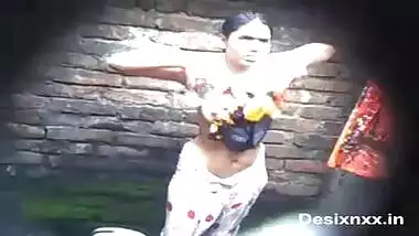 indian native village girl bathing movie