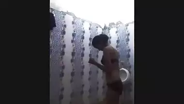 Nice sex video of modest Desi girl who shows XXX assets in bathroom