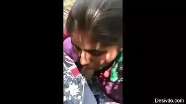 desi girl suck her bf dick outdoor