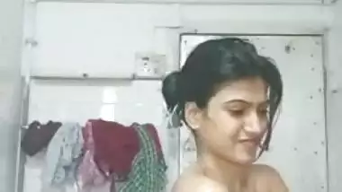 Indian chick in a XXX birthday suit doesn't hurry to finish sex bathing