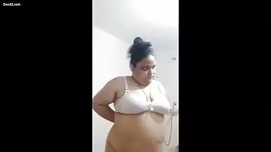 Chubby Indian Bhabi Bathing 3 Clips