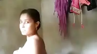 Cheating dehati hottie making her naked selfie in a bathroom