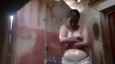 Desi woman with nice XXX tits relaxes in bath not noticing hidden cam