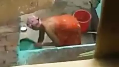 Bootylicious desi aunty takes bath in the village on XXX spy video