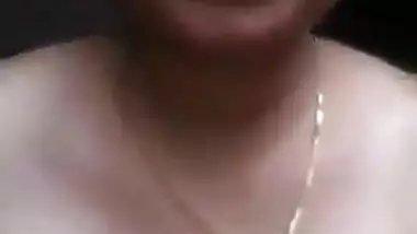 Desi cute village bhabi show her sexy boobs