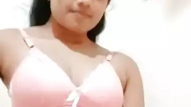 Cute Lankan Babe Showing For BF