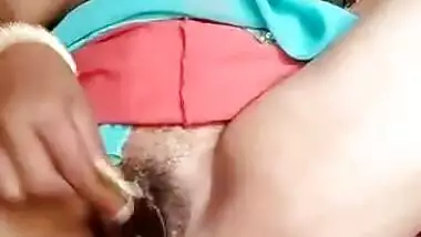 Desi village aunty fing her nice pussy