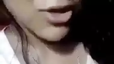 Desi teen show her boobs