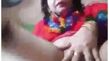 Mature and sexy punjabi aunty fingering pussy