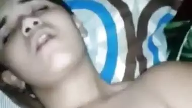 Horny Paki Bhabhi Masturbating Pussy With A Powder Bottle
