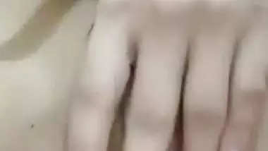 Karachi babe fucks with a metal rod in xxx Pakistani MMS