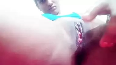 Close-up XXX video of horny Desi hottie fingering her wet vagina