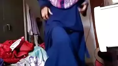 Desi girl removing hijab and showing nude body