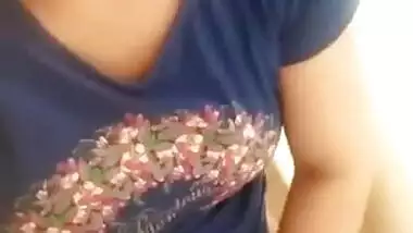 Desi village bhabi fing her pussy