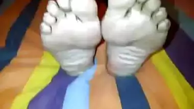 very mature Indian feet