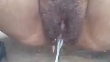 Desi village bhabi outdoor pee