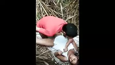 Desi porn video of a young girl in the field