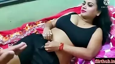 Husband Ke Sone Ke Bad Sexy Bhabi Ne Dewar Se Romance Kiya