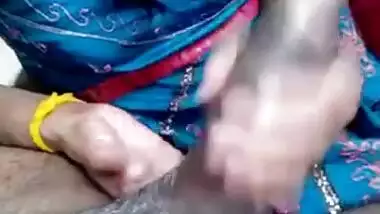 aged desi aunty giving blowjob