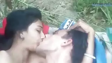 Desi Ladki Enjoying The Pleasure Of Outdoor Sex