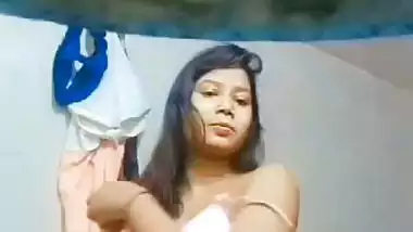 Indian girl boob show in bathroom viral clip