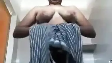 Desi Bhabi Nude Bath Video