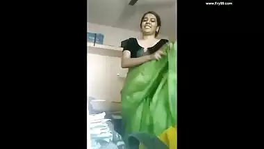 sexy desi bhabhi showing boobin saree