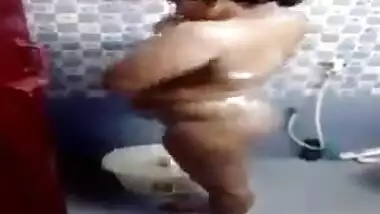 Chennai housewife bathing 