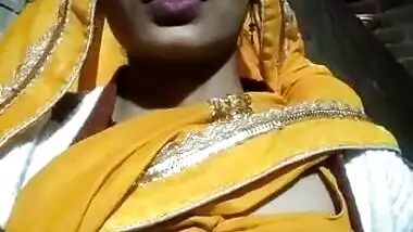 Pubjabi cute wife show her boobs