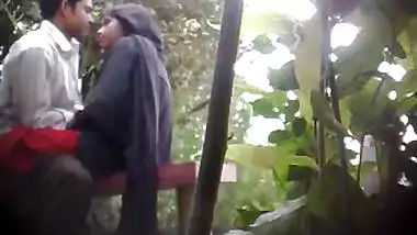 Hidden cam porn! As outdoors of an Desi52 amateur couple she in hijab