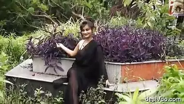 Chubby Girl Opening her Saree & Blouse to Display her Boobs in the Jungle
