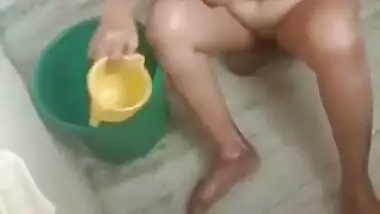 Slutty-soul Desi aunty nude bathing outdoor secretly recorded on MMS by son