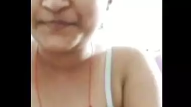 Super Hot Indian Girl Shows Boobs and Fingering Part 1