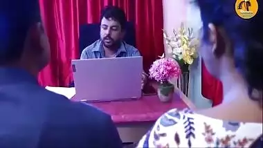 Pati Ke Noukri Ko Bachane Ke Liye Boss Se Chudai Karwani