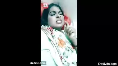 Desi sexy aunty show her boobs on apps