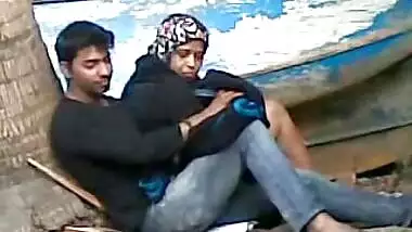 Desi couple caught fucking outdoor
