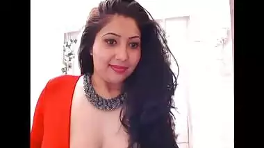 Luxurious Desi woman with awesome XXX curves nicely moves on webcam