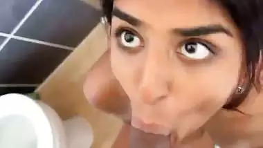Chennai girl gives a Tamil blowjob in the bathroom