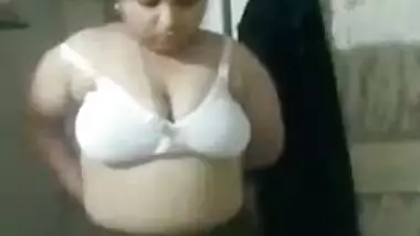 Desi hot boobs show in the washroom looks totally sexy