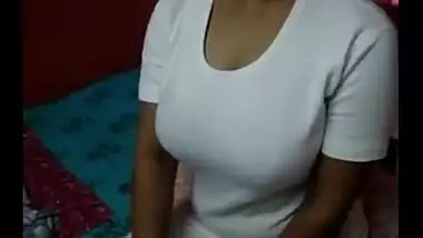 Hot and Gorgeous Horny Indian babe masturbates Using Dildo