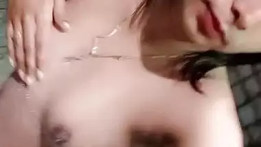 Cute Indian girl nude photos and viral bathing clip