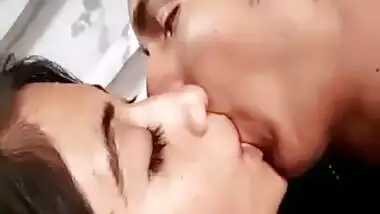 Desi lover kissing video