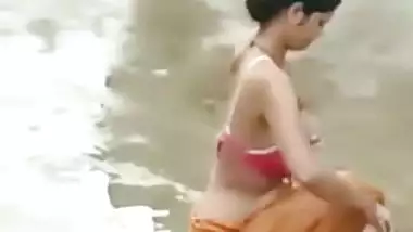 Petticoat bhabhi outdoor bath caught by neighbor