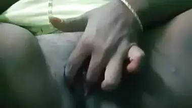 Desi village wife fing her pussy