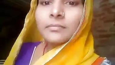 Dehati Indian lady flaunts her wet pussy and firm boobs